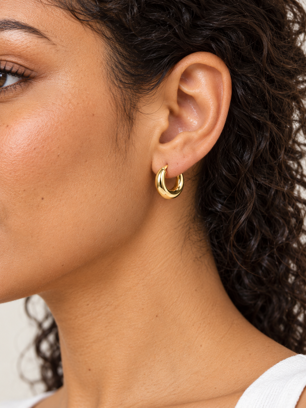 Huggies Tubulares de laminado de oro puestos en modelo
