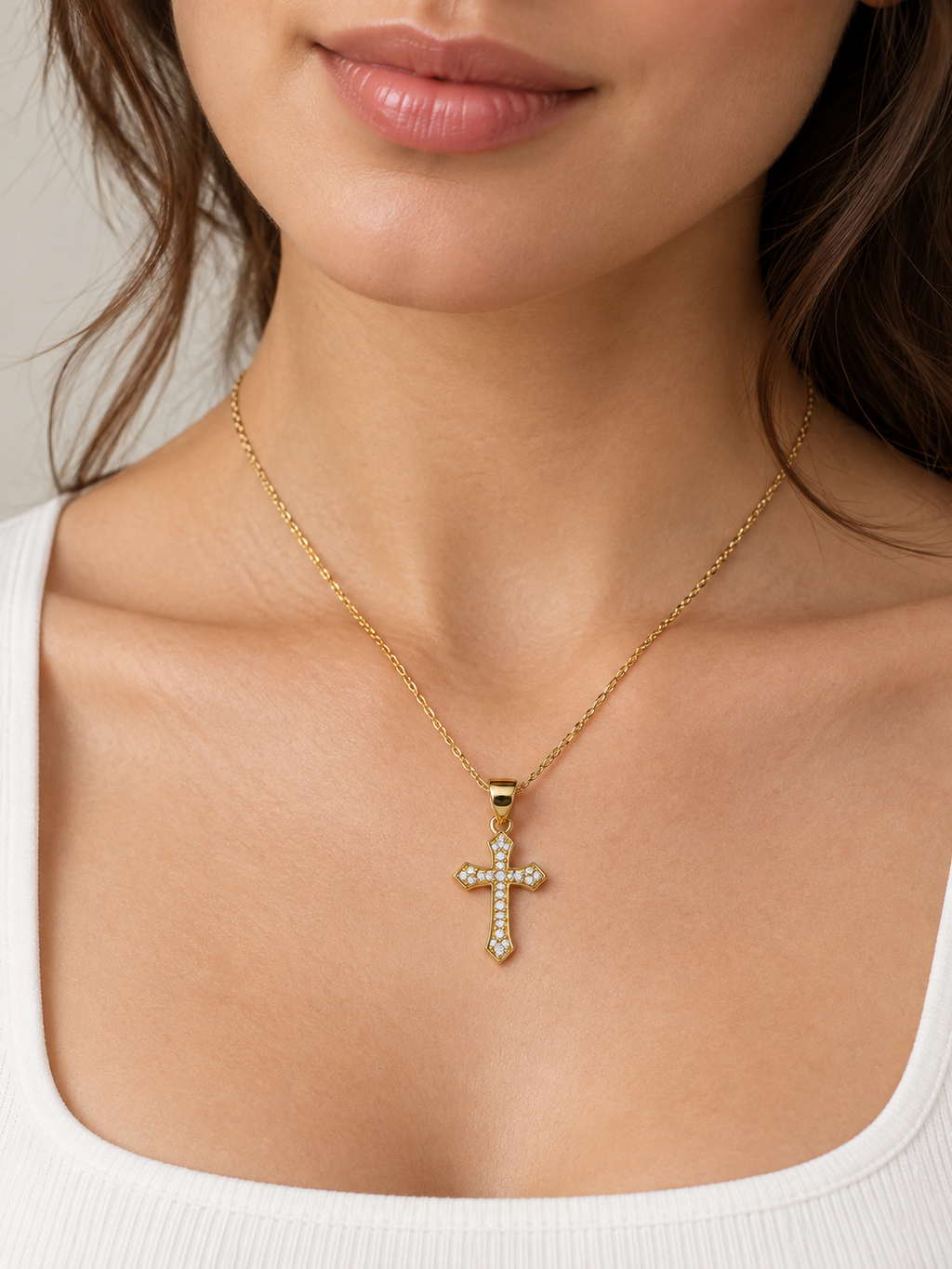 Dije Cruz de Zirconias en modelo
