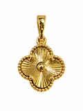 Dije Flor de Cuatro Pétalos sobre fondo blanco