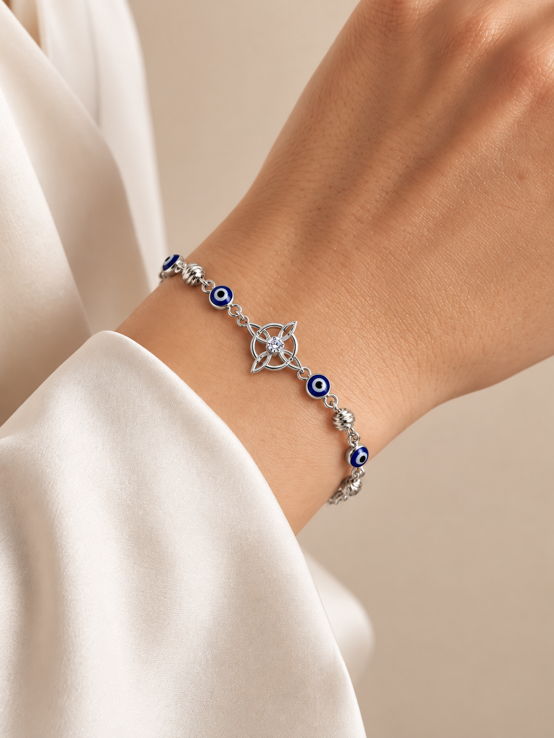 Pulsera Ojos Azules en modelo